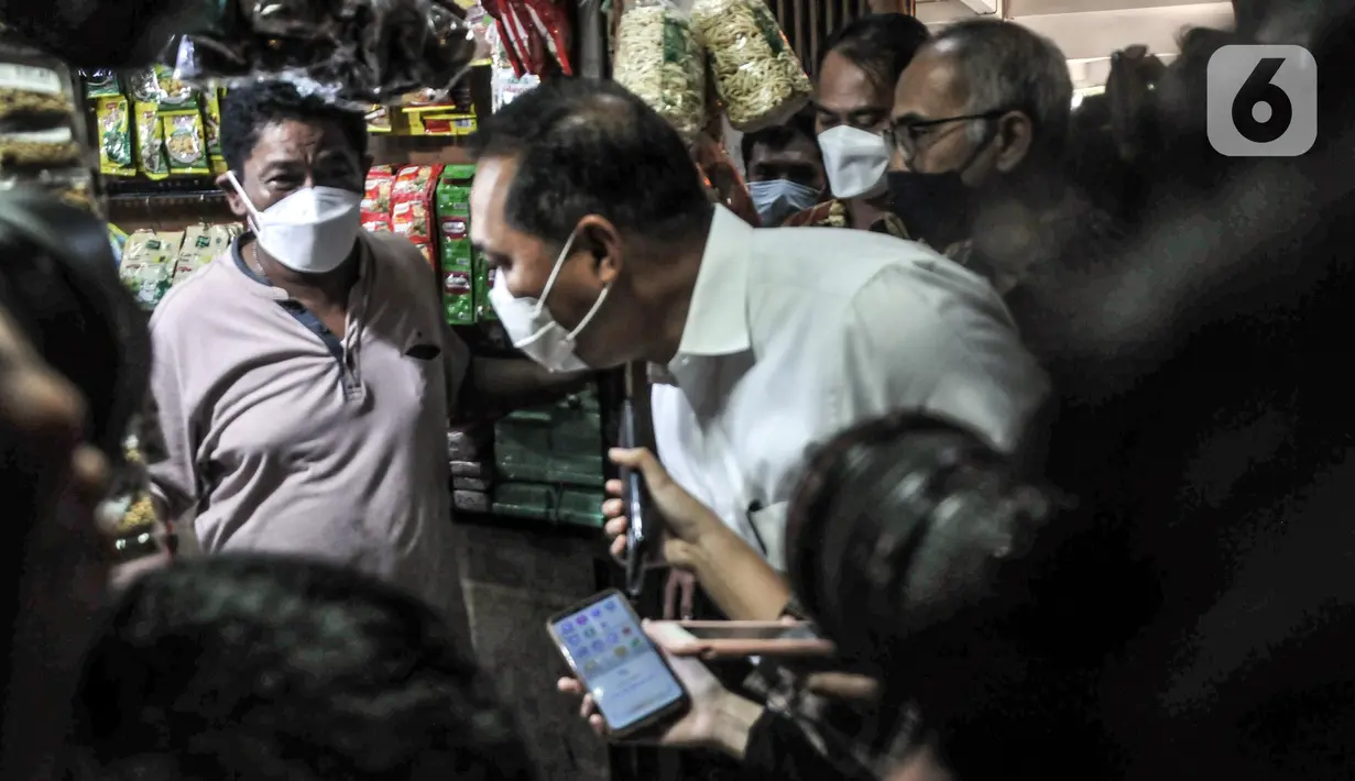 Menteri Perdagangan Muhammad Lutfi melakukan inspeksi mendadak (sidak) kepada pedagang sembako di Pasar Senen, Jakarta Pusat, Kamis (17/3/2022). Sidak tersebut guna memastikan ketersediaan minyak goreng dan sembako di pasar tradisional jelang Ramadhan. (merdeka.com/Iqbal S. Nugroho)