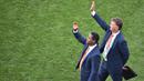 Pelatih kepala Timnas Belanda, Louis van Gaal (kanan) dan pelatih asisten Patrick Kluivert setelah Grup B Piala Dunia 2014 melawan Chile di Corinthians Arena, Sao Paulo, Brasil, 23 Juni 2014. De Oranje menang dengan skor 2-0. (AFP/Gabriel Bouys)