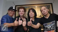 Grup band rock legendaris God Bless berpose usai syukuran pembuatan album ke 7 di kawasan Panglima Polim, Jakarta, Kamis (30/6). (Liputan6.com/Herman Zakharia)