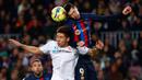 Pemain Barcelona, Robert Lewandowski (kanan) duel udara dengan pemain Sevilla, Gabriel Montiel dalam pertandingan pekan ke-20 La Liga 2022/2023 yang berlangsung di Camp Nou, Senin (6//2/2023). (AP Photo/Joan Monfort)