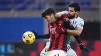 Pemain Torino, Tomas Rincon, berebut bola dengan pemain AC Milan, Brahim Diaz, pada laga Liga Italia di Stadion San Siro, Sabtu (9/1/2021). AC Milan menang dengan skor 2-0. (Fabio Ferrari/LaPresse via AP)