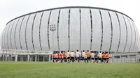 Para pemain Timnas Indonesia U-16 yang dipersiapkan untuk ajang Piala AFF U-16 2024 melakukan briefing sebelum memulai sesi latihan di lapangan latihan Jakarta International Stadium (JIS), Jakarta, Minggu (31/03/2024) sore. (Bola.com/Abdul Aziz)