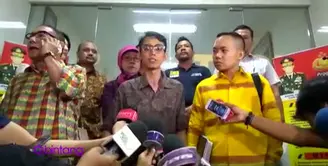 Sekitar 25 tahun lalu, Mario Teguh pernah menasehati Ario Kiswinar Teguh soal kejujuran. Saat ini, Kiswinar menantang Mario untuk membuktikan ucapannya saat itu.