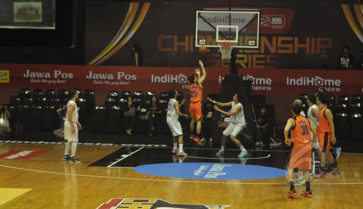 Pemain Pelita Jaya Energi-MP Jakarta, Ary Chandra mencoba memasukkan bola ke ring basket saat melawan CLS Knights pada laga NBL Championship 2015 di Jakarta, Senin (4/5). Pelita Jaya Energi-MP unggul 55-54 atas CLS Knights. (Liputan6.com/Herman Zakharia) 