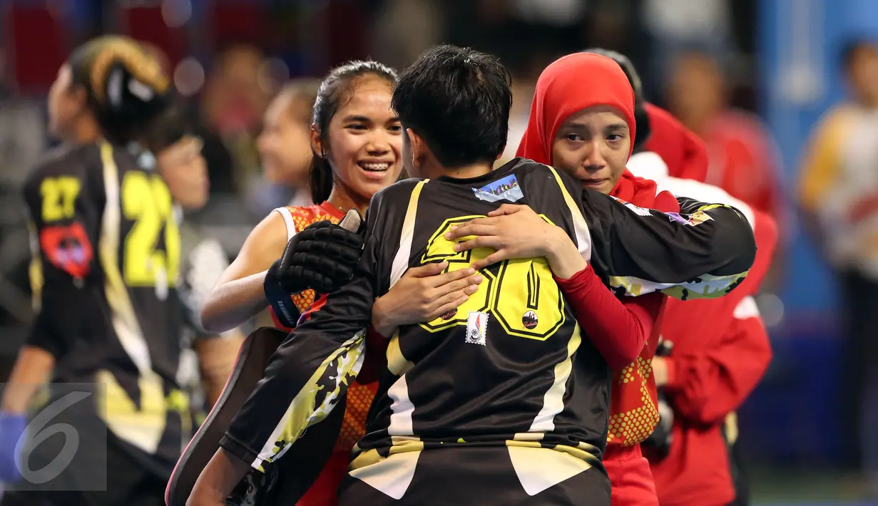 Pemain hoki putri DKI Jakarta berpelukan usai memastikan kemenangan melawan Papua di final PON XIX Jabar di Gymnasium UPI, Bandung, Senin (19/9/2016). DKI Jakarta unggul 4-2 atas Papua. (Liputan6.com/Helmi Fithriansyah)