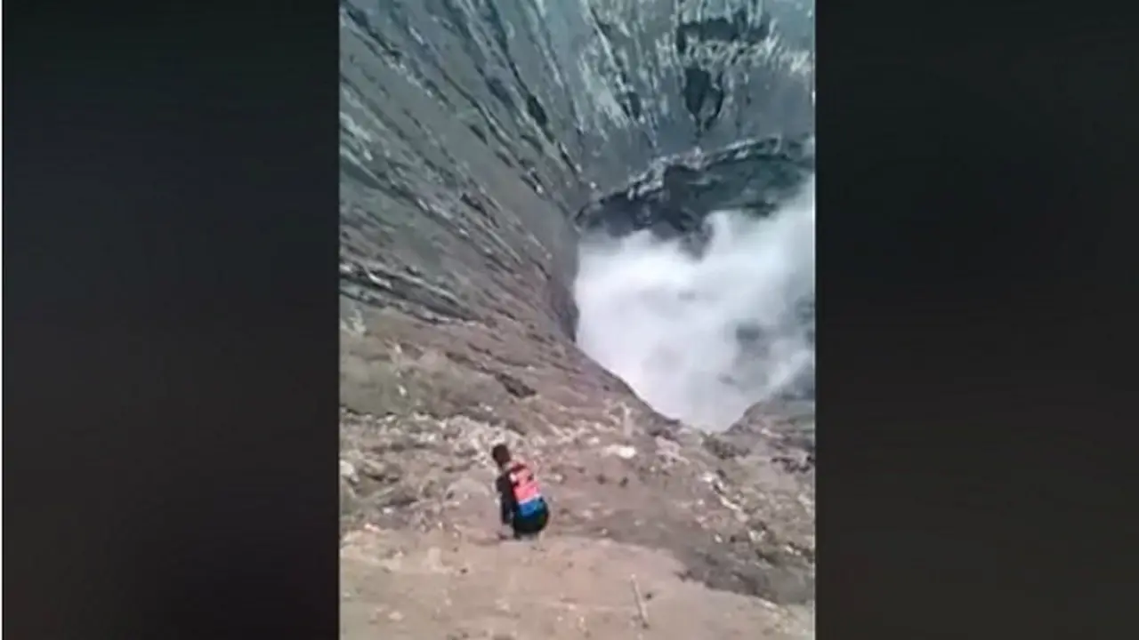 ABG Nekat Turuni Kawah Gunung Bromo Demi Ambil Ponsel
