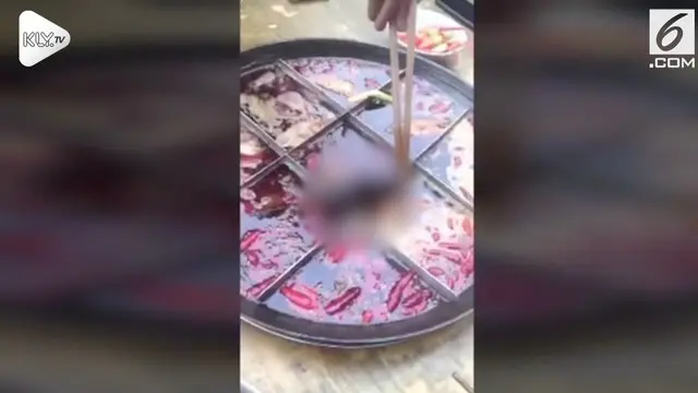 Pelanggan tempat makan Da Long Hotpot temukan tikus mati dalam makanan mereka. Insiden ini terjadi di Kota Chongqing, China.