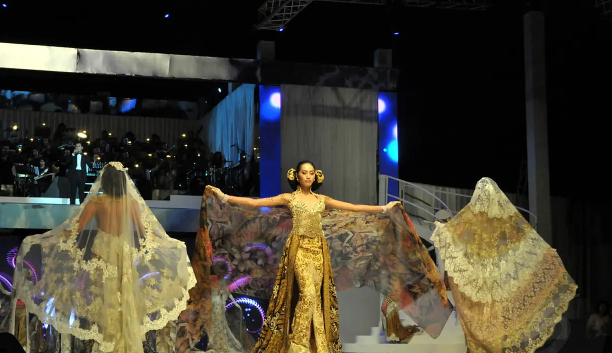 Selain kain batik, wanita asal Semarang ini juga menghadirkan selendang sifon bergambar wayang, Jakarta, (3/9/14). (Liputan6.com/Panji Diksana) 