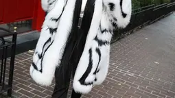 Penyanyi Nicki Minaj mengunggah foto dirinya mengenakan mantel bulu. Mantel bulu putih bermotif zebra Nicki tersebut datang dari koleksi Fall/Winter 2017 Oscar de la Renta. (instagram.com/nickiminaj)