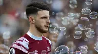 Gelandang West Ham, Declan Rice memasuki lapangan sebelum dimulainya laga Liga Inggris 2022/2023 menghadapi Manchester United di London Stadium, London (7/5/2023). Declan Rice menjadi target utama Arsenal untuk mengisi lini tengah The Gunners musim depan. Salah satu pesaing, Bayern Munchen dikabarkan telah mendapat penolakan karena sang pemain masih ingin bermain di Liga Inggris. West Ham sebagai klub pemilik kabarnya telah memberi lampu hijau jika Declan Rice ingin berlabuh di Emirates Stadium. (AFP/Ian Kington)