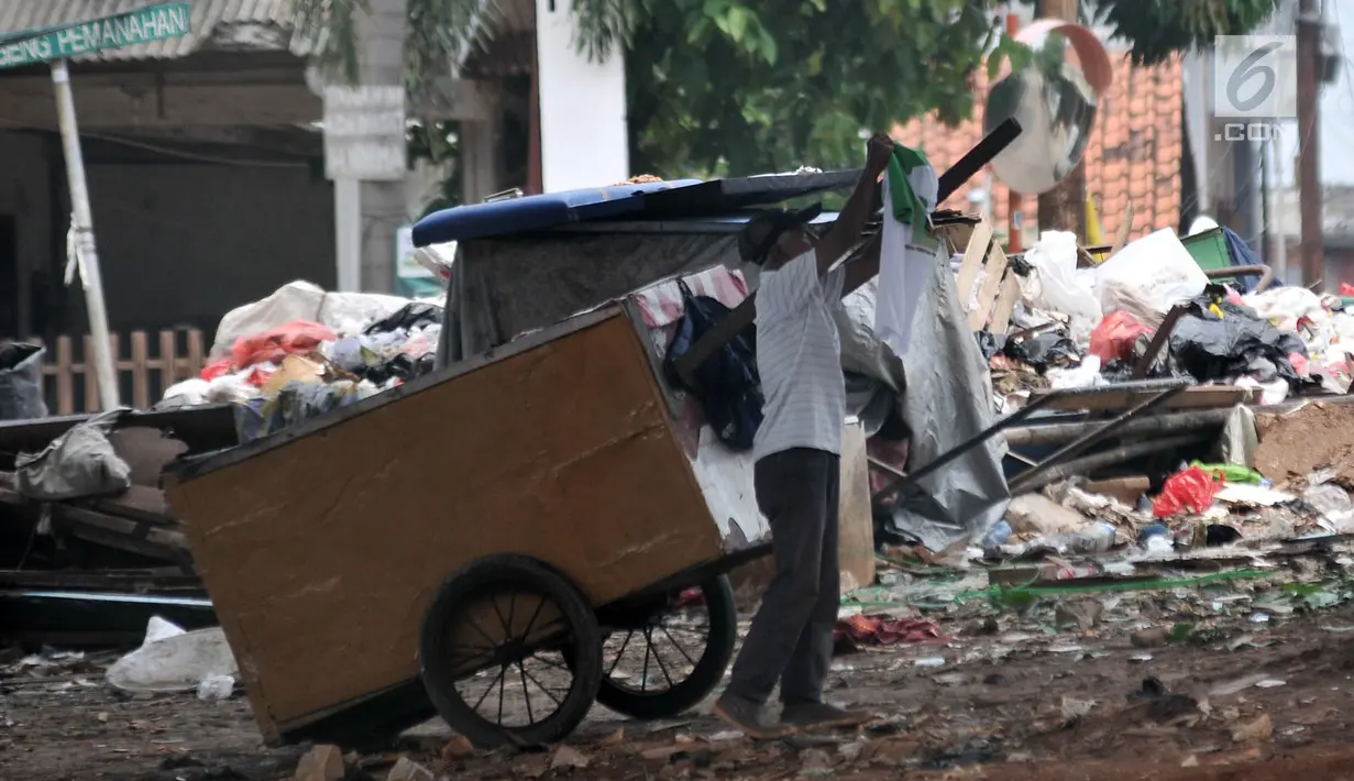 Pemulung berada di kolong jalan Tol Bekasi-Cawang-Kampung Melayu (Becakayu) di Kalimalang, Rabu (10/4). Minimnya pengawasan dan penertiban pemerintah ditambah adanya tempat pembuangan sampah menyebabkan kolong Tol Becakayu di kawasan tersebut dipenuhi oleh pemulung. (merdeka.com/Iqbal S. Nugroho)