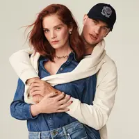 Menggunakan mini dress terasa kurang lengkap? Tambahkan denim jacket dan cross body bag seperti Luna Maya. [Instagram/lunamaya]