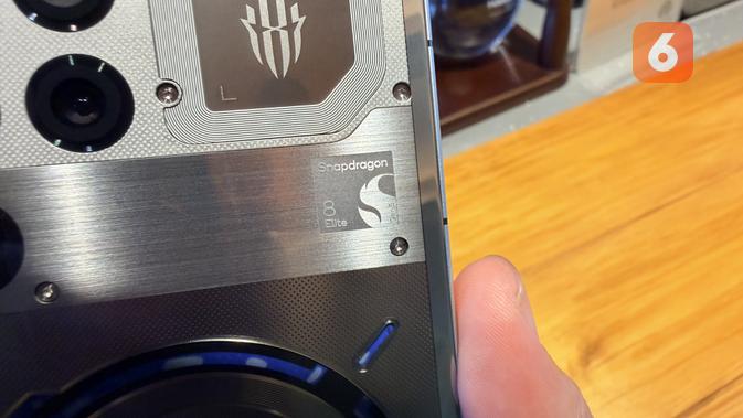 Logo chipset Snapdragon 8 Elite Gen 5 terukir di bodi Redmagic 11 Pro. (Liputan6.com/ Yuslianson)