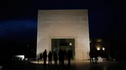 Warga Palestina mengunjungi makam mantan Presiden Yasser Arafat menjelang peringatan 11 tahun kematiannya, di Ramallah, Tepi Barat, Selasa (10/11) malam waktu setempat. (AFP PHOTO / ABBAS Momani)