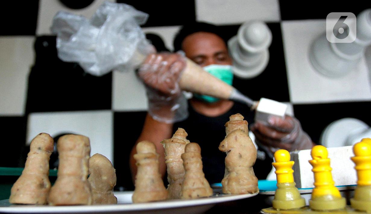 Jodi Purnama melakukan proses penyelesaian pembuatan bakso daging sapi yang berbentuk bidak catur di Bintaro, Senin  (18/11/2019). Jodi meyakini bakso daging sapi berbentuk bidak catur merupakan pertama kali yang ada di Indonesia maupun dunia.  (merdeka.com/Arie Basuki)