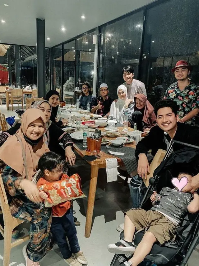 6 Momen Zikri Daulay Buka Puasa Bareng Mantan Istri, Tetap Jalin Silaturahmi