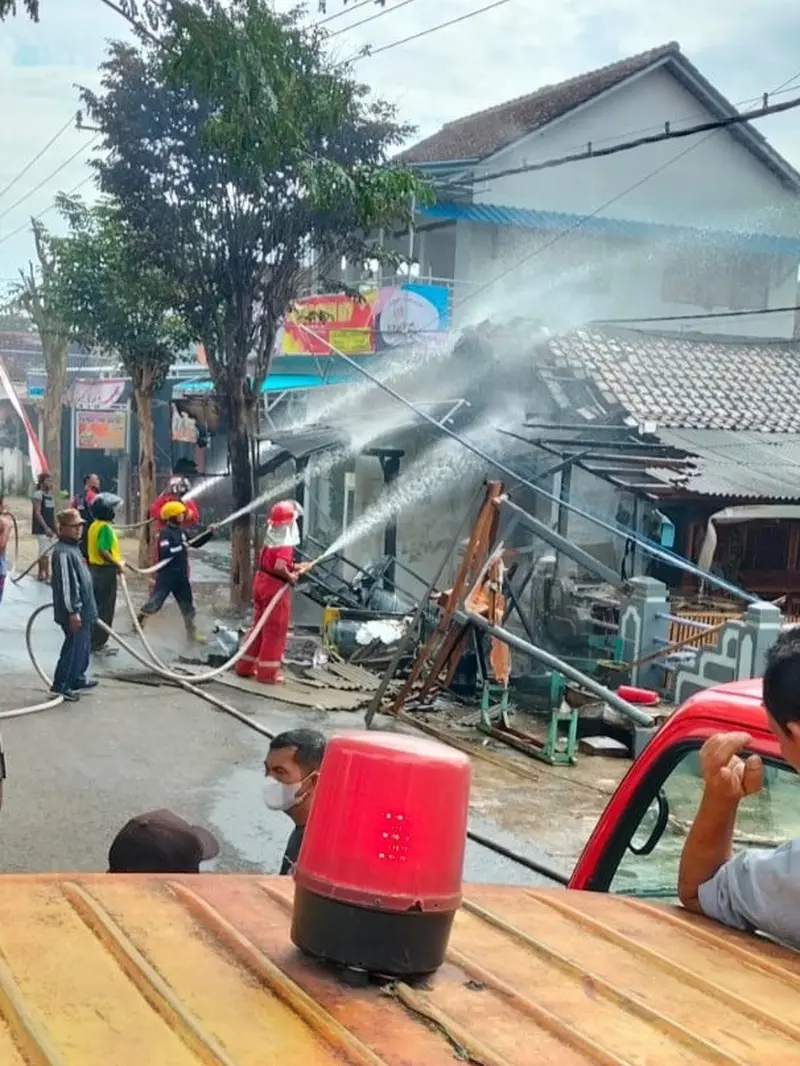 Petugas pemadam kebakaran beruapaya memadamkan kebakaran pom bensin mini di Kecamatan Kalipuro Banyuwangi (Istimewa)