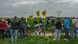 Pembalap Alpecin-Deceuninck, Mathieu van der Poel memacu sepedanya dalam ajang Paris Roubaix 2025 pada Minggu (13/04/2025) waktu setempat. Van der Poel menyelesaikan balapan yang menempuh jarak 259,2 km antara Compiegne hingga Roubaix, Prancis dengan catatan waktu 5 jam 27 menit 27 detik. (AFP/Jeff Pachoud)