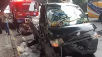 Diduga Sopir Mengantuk, Mobil Bak di Rawamangun Tabrak Separator Busway