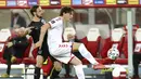 Pemain Denmark Jonas Wind (kanan) memperebutkan bola dengan pemain Austria Andreas Ulmer pada pertandingan Grup F kualifikasi Piala Dunia 2022 di Ernst-Happel-Stadium, Wina, Austria, Rabu (31/3/2021). Denmark membantai Austria 4-0. (AP Photo/Ronald Zak)