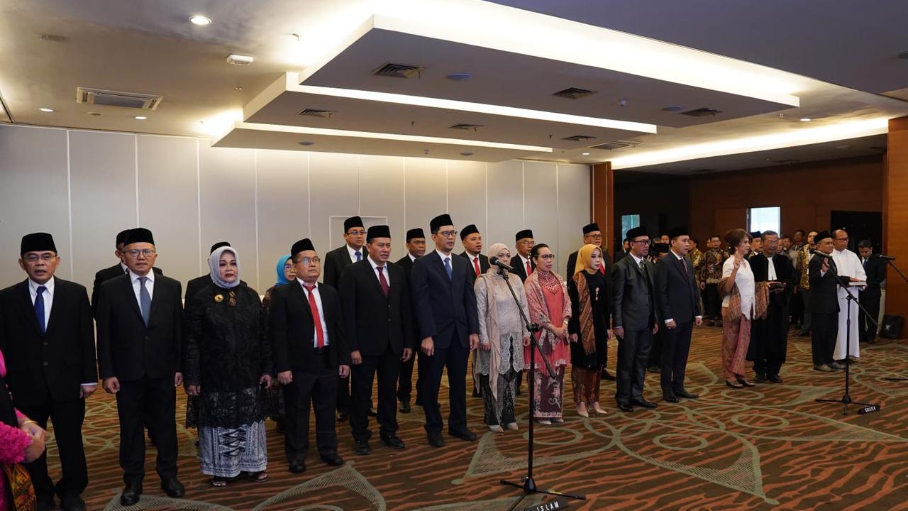 Menteri Perdagangan Zulkifli Hasan melantik 23 anggota BadanPerlindungan Konsumen Nasional (BPKN) periode 2024—2027 di Auditorium Kementerian Perdagangan, Jakarta hari ini, Kamis (18/1/2024).