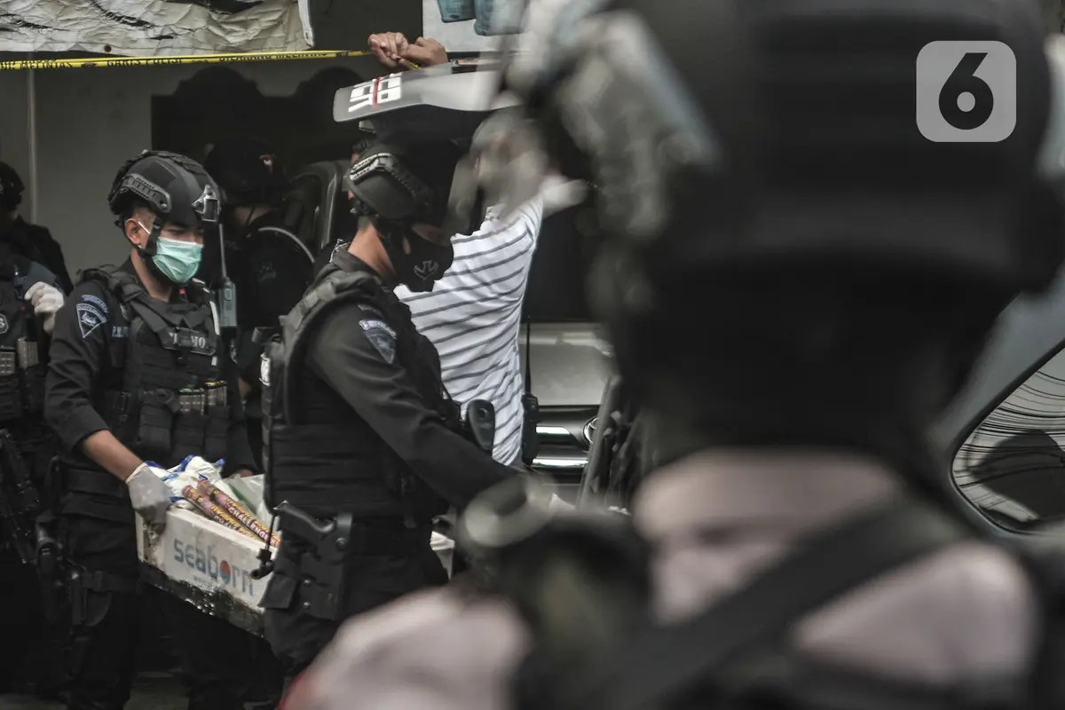 Tim Gegana Polri Amankan Barang Bukti di Rumah Milik Terduga Teroris