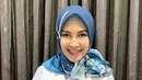 Ratna Galih tersenyum bahagia saat sedang memegang perutnya yang tengah hamil besar. Style busana Ratna juga terlihat begitu menawan. Dengan memadukan warna biru dan putih, terlihat begitu pas di tubuh Ratna. (Liputan6.com/IG/@ratnagalih)