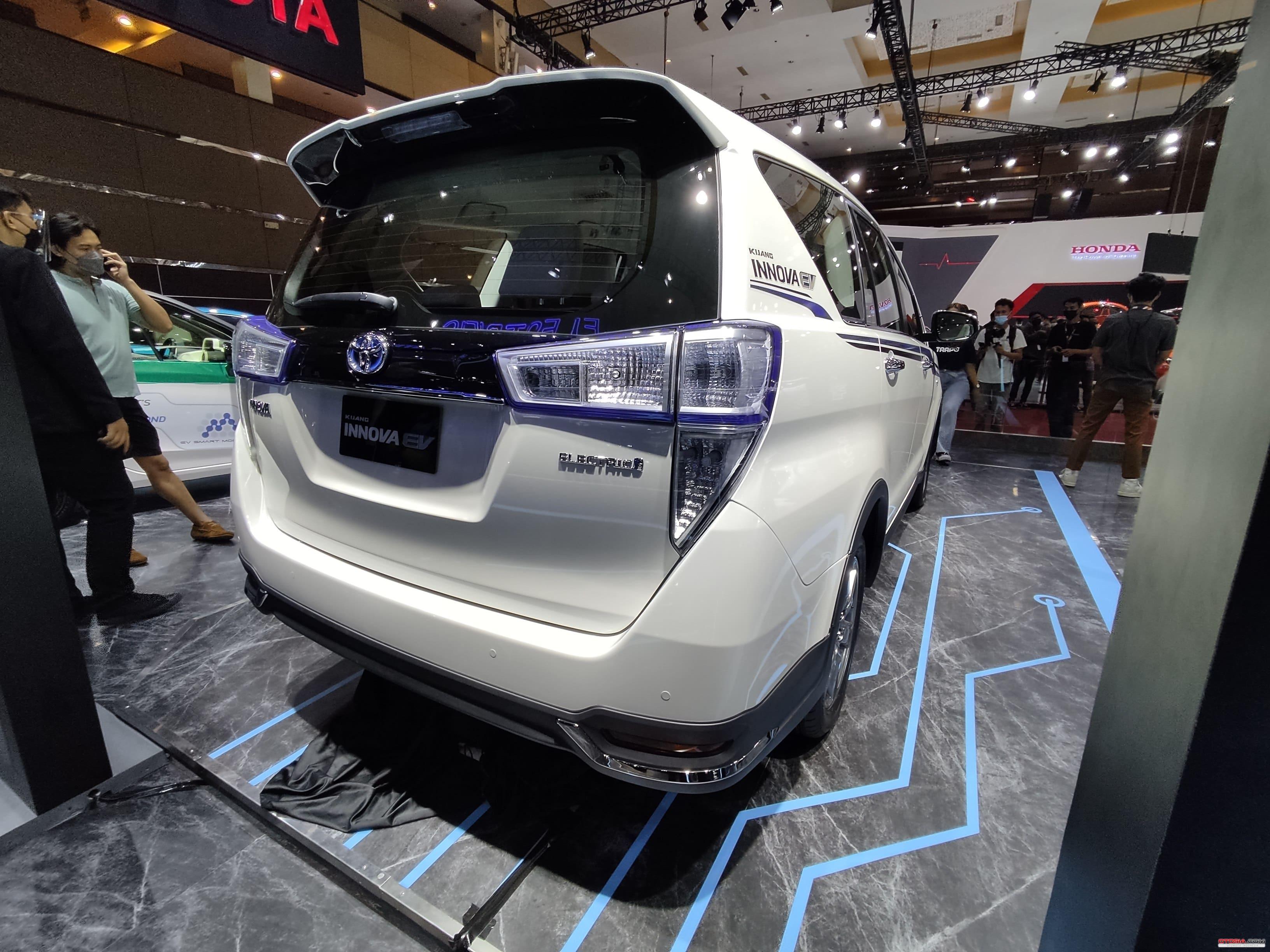 Sisi belakang Toyota Kijang Innova EV (Otosia.com/Arendra Pranayaditya)