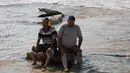 Dua pasukan Libya beristirahat di pantai usai bertempur dengan ISIS di Sirte, Libya, Tentara Libya yang bersekutu dengan PBB kembali bertempur untuk merebut kembali kota Sirte dari tangan kelompok militan ISIS. (REUTERS/Goran Tomasevic)