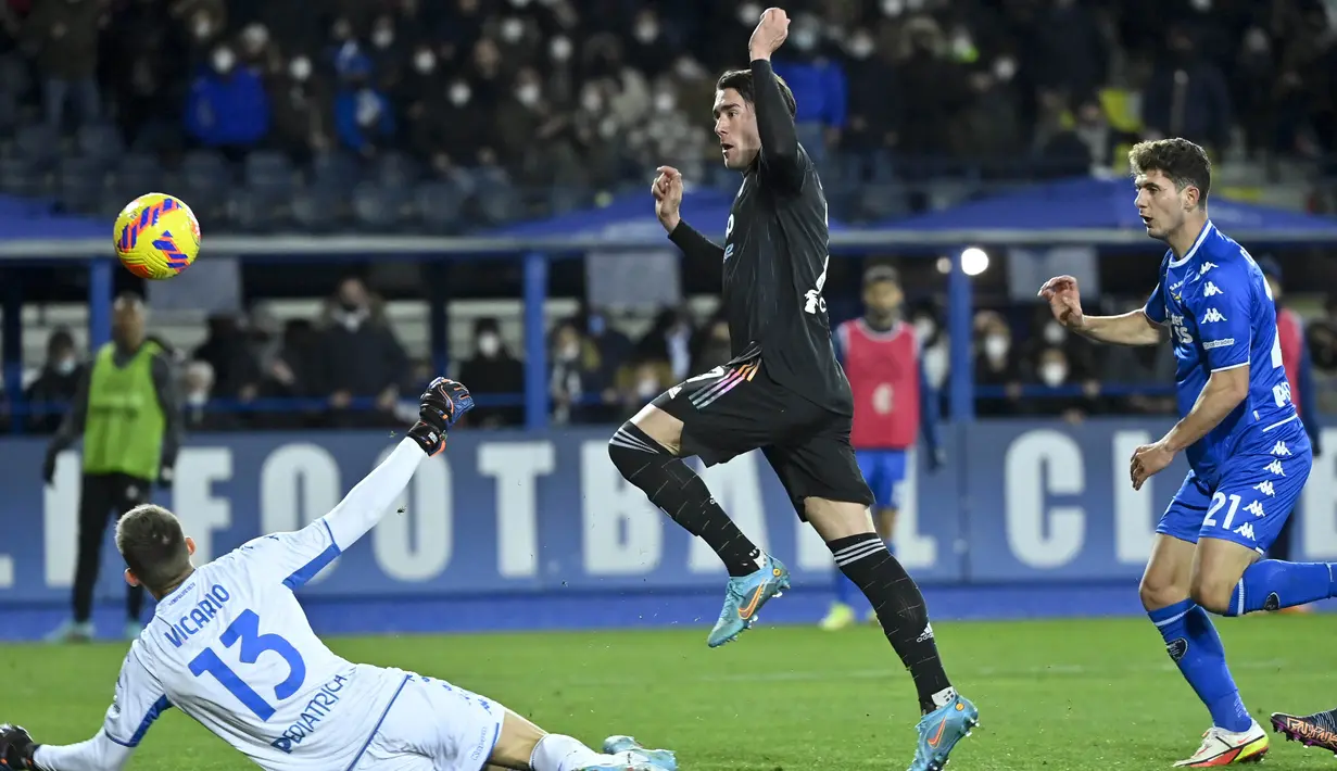 Bianocneri berhasil menang di laga ini berkat dua gol Dusan Vlahovic dan Moise Kean. (AFP/Alberto Pizzoli)