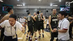 Pemain timnas basket putra Indonesia bersorak setelah mengalahkan Thailand pada semifinal SEA Games 2017 di MABA Stadium, Jumat (25/8). Tim basket putra Indonesia memastikan satu tempat di partai final SEA Games 2017. (Liputan6.com/Faizal Fanani)