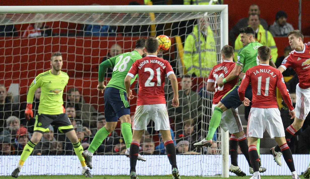 Pemain Southampton, Charlie Austin, saat mencetak gol ke gawang MU dalam lanjutan Liga Inggris di Stadion Old Trafford, Manchester, Sabtu (23/1/2016). (AFP/Oli Scarff)