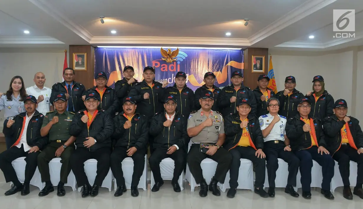 Menhub Budi Karya Sumadi foto bersama dengan Pengurus PADI, Jakarta, Senin (7/1). Didirikannya PADI bertujuan mengawal secara intensif dan menjadi payung hukum bagi para pengemudi, pengusaha, dan pengguna transportasi daring. (Merdeka.com/Iqbal S Nugroho)