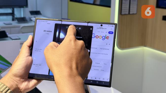 Además, el tamaño de pantalla más grande permite a los usuarios abrir tres aplicaciones al mismo tiempo. (Liputan6.com/Yuslianson)