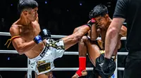 Khunpon Or AudUdon (kiri) melayangkan tendangna tinggi ke arah Petchayut dalam laga Muay Thai di ONE Friday Fights 87 pada Jumat (15/11/2024)