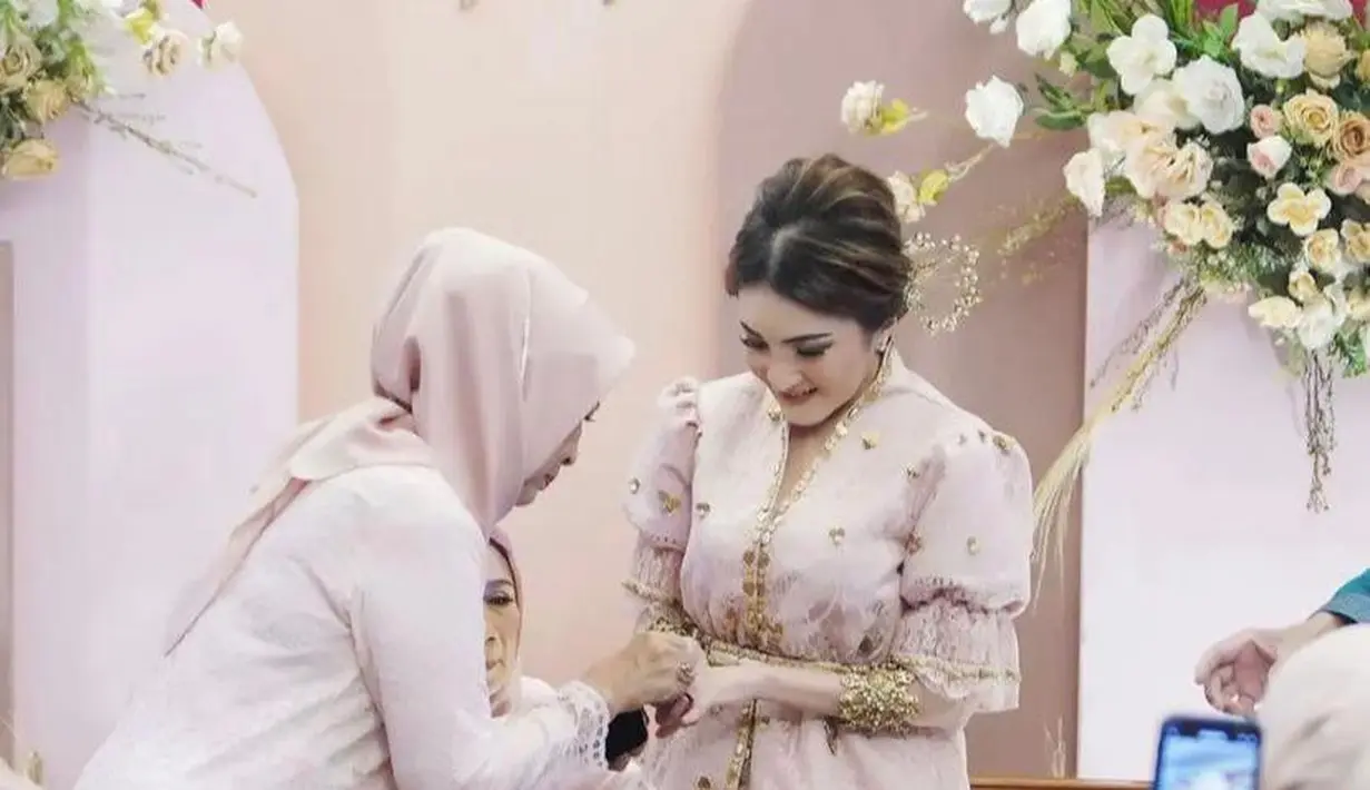 Di momen lamaran itu, Kiki Amalia tampil cantik mengenakan baju Bodo khas Bugis-Makassar. Sementara calon suami tampil rapi berkemeja batik senada dengan sepatu coklat. Foto: Instagram/kikiamaliaworld.