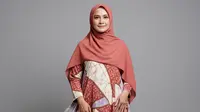 10 Model Baju Gamis Batik Ibu Ibu Terbaru, Ini Padu Padan yang Bikin Terlihat Muda di 2025
