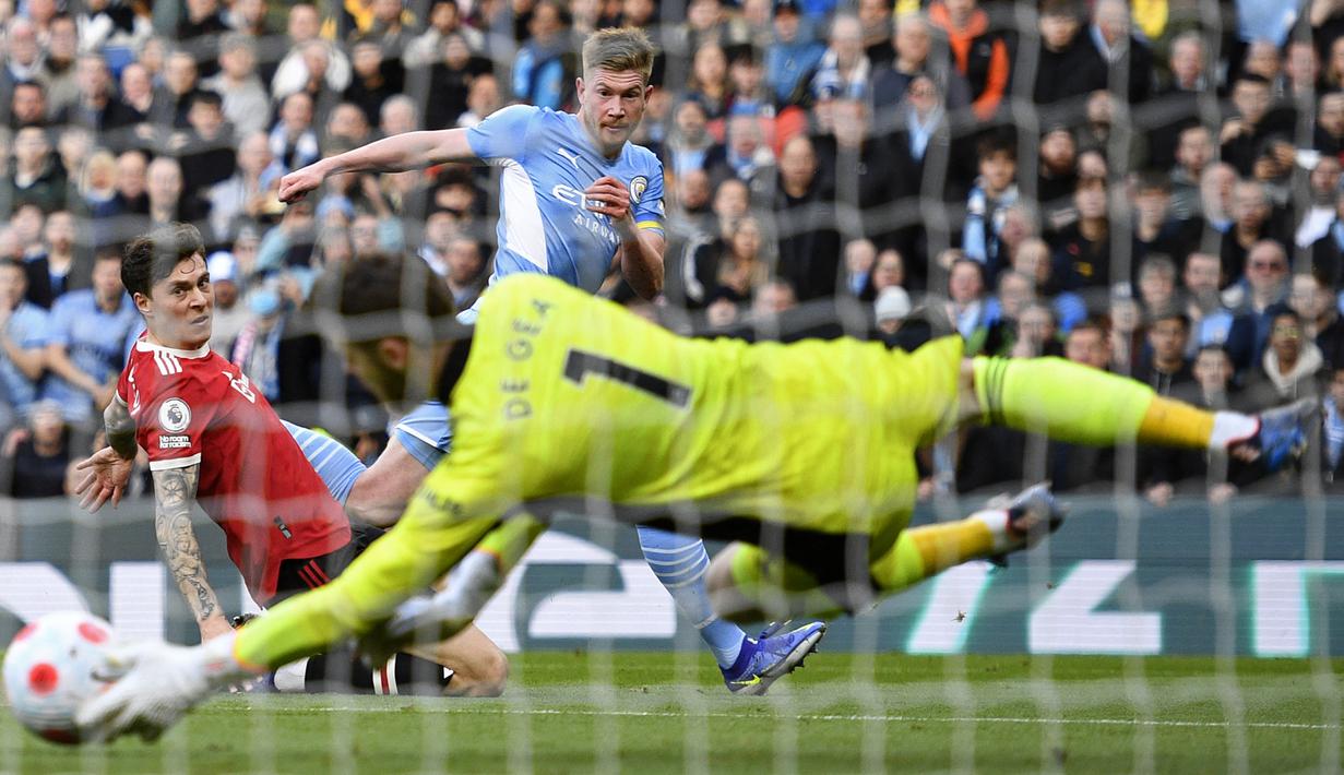 Pada menit ke-18 Manchester City nyaris menggandakan keunggulan melalui Kevin De Bruyne. Memanfaatkan kesalahan Paul Pogba, Kevin De Bruyne melepaskan tembakan ke arah tiang jauh yang masih mampu diantisipasi David De Gea. (AFP/Oli Scarff)