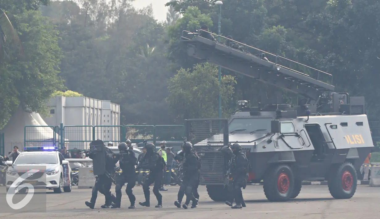 Petugas beraksi saat simulasi yang dilakukan Polda Metro Jaya di Senayan, Jakarta, Kamis (26/5). Simulasi tersebut digelar sebagai bentuk kesiapan petugas dalam menghadapi aksi terorisme. (Liputan6.com/Immanuel Antonius)