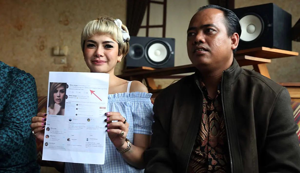 "Banyak kontrak program Niki di televisi, dan kerjasama dengan sejumlah pihak jadi berantakan karena dibatalkan. Gara-gara (peristiwa) ini banyak orang yang jadi takut menggunakan jasa Niki, manggung di sejumlah kota juga jadi dibatalkan," lanjutnya.