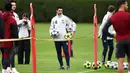 Pelatih Arsenal, Mikel Arteta, meski tampil di kandang sendiri, menilai bukan hal mudah untuk mengalahkan Atletico Madrid. (HENRY NICHOLLS/AFP)