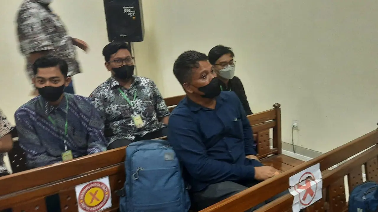 Tubagus Endang Lesmana, ayah dari Tubagus Muhammad Joddy Pramas Setya, memberikan kesaksiannya pada sidang lanjutan perkara   kecelakaan maut Vanessa Angel dan Bibi Ardiansyah di Pengadilan Negeri Jombang, Kamis (10/2/2022) (Liputan6.com / Dian Kurniawan)