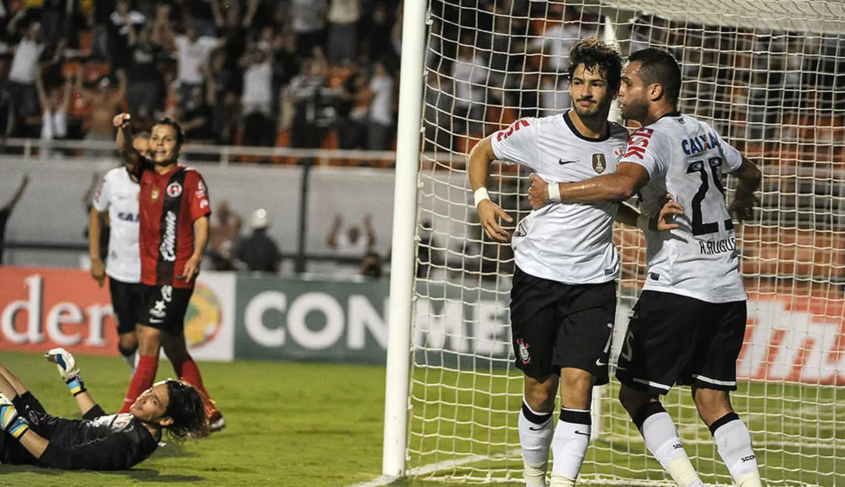 Pada tiga musim itu, Alexandre Pato hanya mampu mencetak 14 gol dari 59 kali penampilan bersama Corinthians. (AFP/Yasuyoshi Chiba)