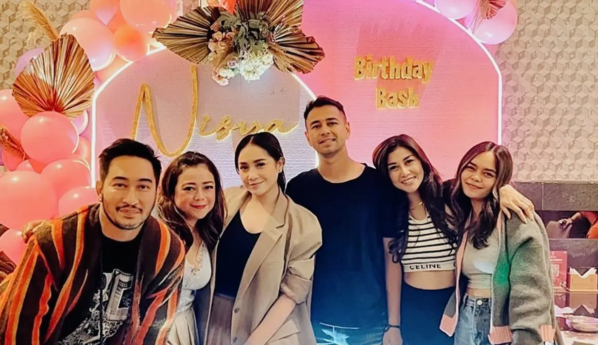Dekorasi dalam kejutan ulang tahun Nisya Ahmad pun terlihat cukup simpel dan menawan. Dirinya juga tak mengira kejutan ulang tahun tersebut terbilang berhasil. (Liputan6.com/IG/@nissyaa)