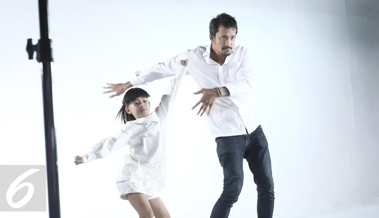 Aktor Tora Sudiro bersama pemain Surat Kecil Untuk Tuhan saat pembuatan video klip soundtrack 'Surat Kecil Untuk Tuhan' dengan judul lagu Suka Hati di kawasan Tanah Kusir, Jakarta, Senin (17/4). (Liputan6.com/Herman Zakharia)