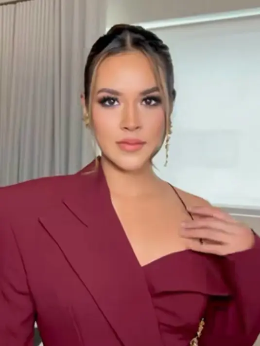 Sementara lipstik nude dipilih agar lebih seimbang dengan riasan mata yang cenderung lebih bold.  [@raisa6690/@archangelachelsea]