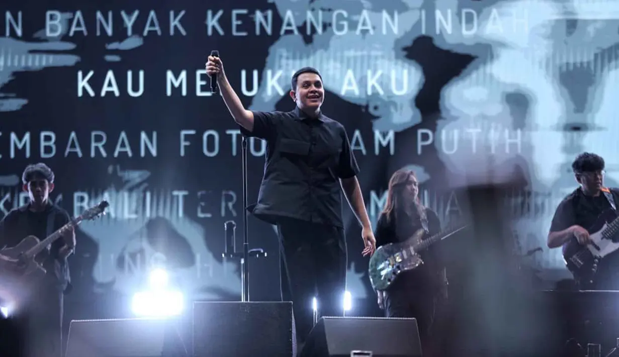 Sepanjang penampilannya, Tulus sukses membangun interaksi dengan penggemarnya dengan membawakan deretan lagu popular, seperti Jatuh Suka, Labirin, Cahaya, hingga Sepatu. Tampak dalam foto, penyanyi, Tulus saat tampil pada hari kedua gelaran KapanLagi Buka Bareng (KLBB) Festival 2026 di Stadion Madya, Kompleks Gelora Bung Karno, Senayan, Jakarta, Minggu 1 Maret 2026. (Fimela.com/Adrian Putra)