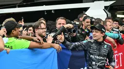 Kimi Antonelli menjadi yang tercepat dengan catatan waktu dalam balapan yang digelar sepanjang 53 putaran atau lap. Tampak dalam foto, pembalap Mercedes AMG Petronas asal Italia, Kimi Antonelli, merayakan kemenangannya bersama timnya di parc ferme setelah memenangkan Grand Prix Formula Satu Jepang di sirkuit Suzuka, Suzuka, prefektur Mie pada Minggu 29 Maret 2026. (Toshifumi KITAMURA/AFP)