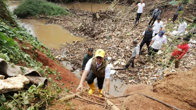 Aliran Sungai Terganggu, Wakil Wali Kota Pilar Terobos Timbunan Sampah di Kali Angke
