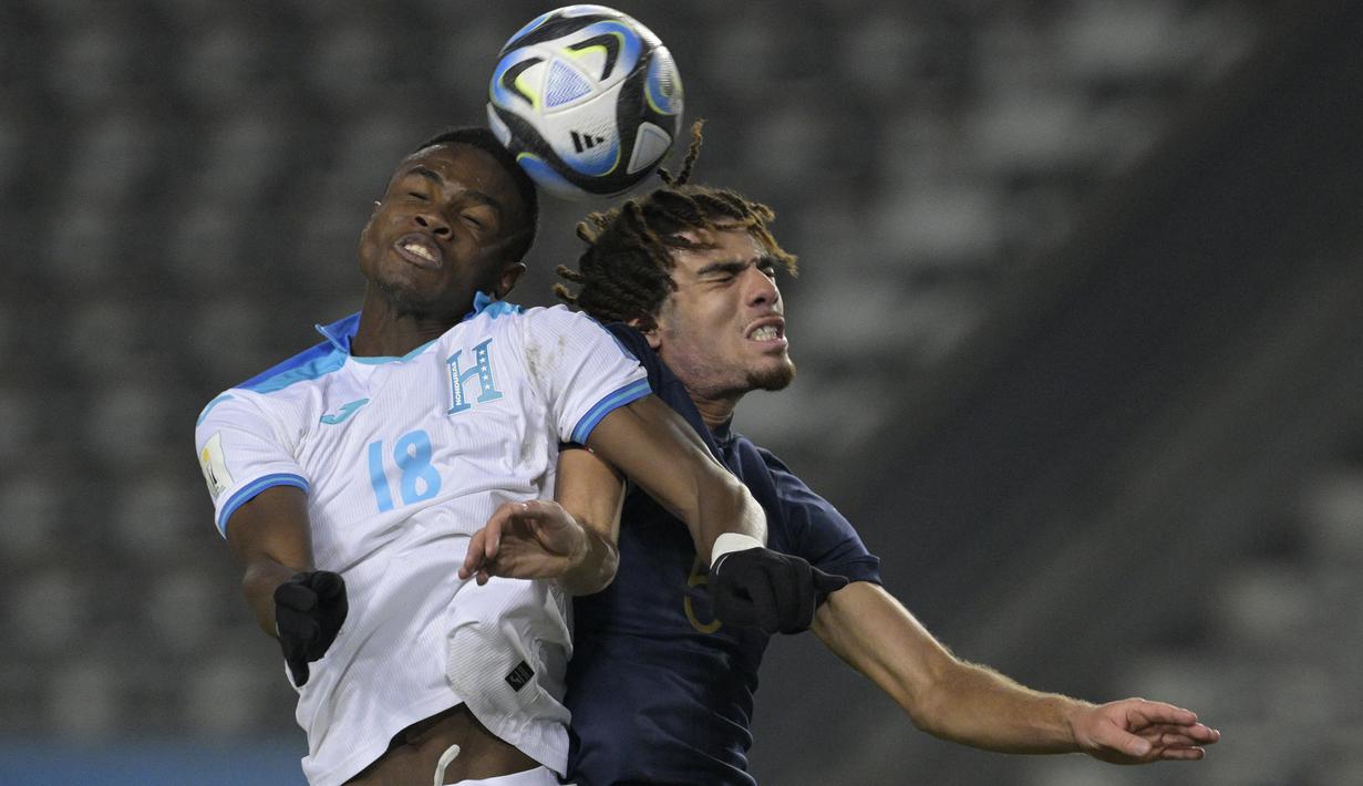 Striker Timnas Honduras U-20, Daniel Carter (kiri) berduel udara dengan bek Timnas Prancis U-20, Felix Nzouango pada laga terakhir Grup F Piala Dunia U-20 2023 di Unico Diego Armando Maradona Stadium, La Plata, Argentina, Senin (29/5/2023) dini hari WIB. (AFP/Juan Mabromata)